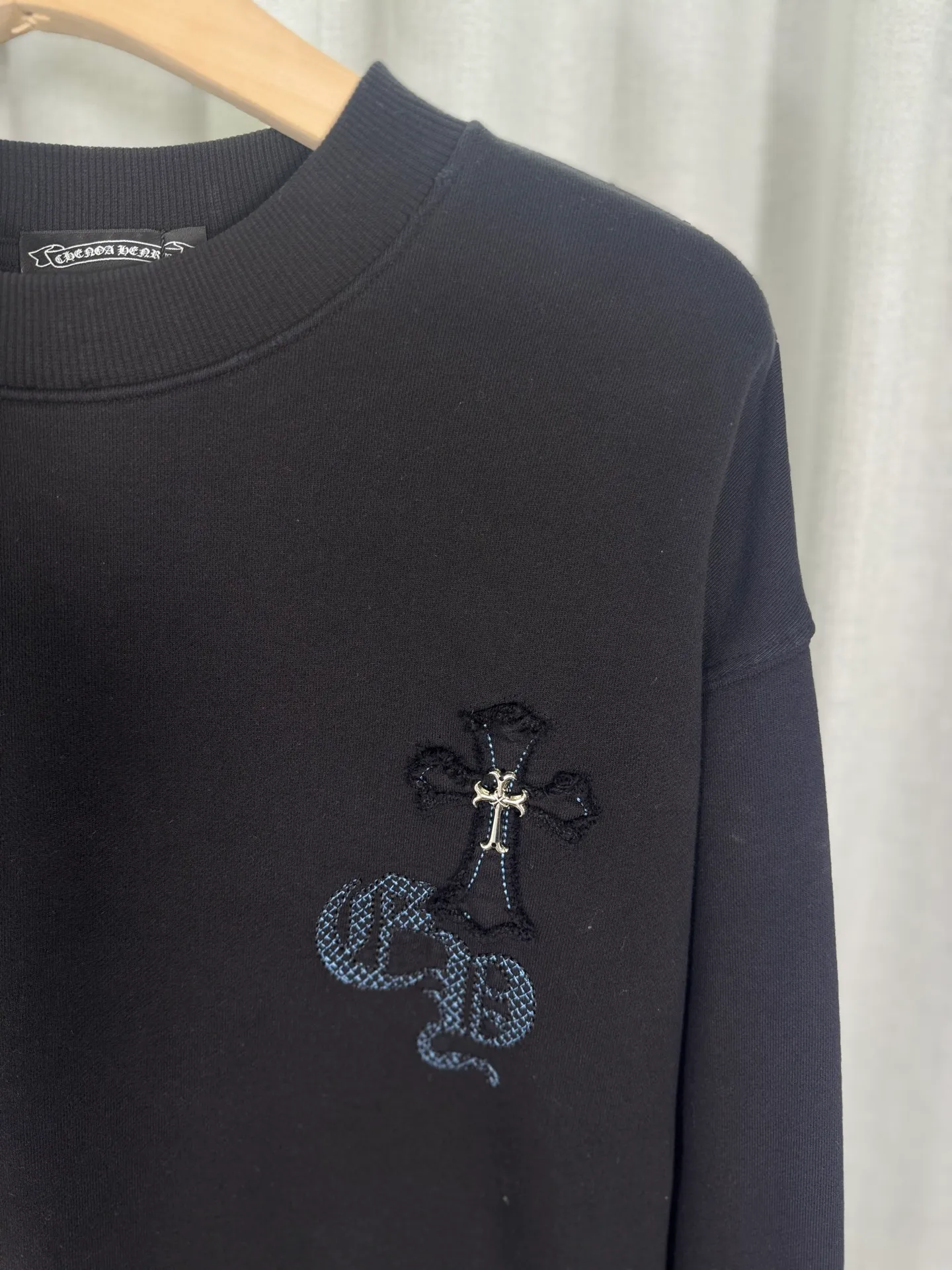 P260 top version, real shot without P, ​​different from market currency) 𝗖𝗵𝗿𝗼𝗺𝗲 𝗛𝗲𝗮𝗿𝘁𝘀/Cro Heart 2025 denim patch embroidery autumn and winter new original single counter American laser burnt 3D three-dimensional color embroidery couple casual sweatshirt 👑The highest version! Customized fabric 430g tripe terry fabric! American acid washed distressed original denim with burnt flowers ✟appliqué embroidery and exquisite embroidery of letters! The best-selling model in the counter, very comfortable to wear. Accessories: original molded and authenticated collar label➕100% silk wash label. Genuine purchase-grade original hangtag➕matching hanging rope➕3D hanging beads➕original packaging bag. Craftsmanship: The original version has consistent wiring! The highest version of the armhole matching technique! Color: White Black Size: S M L XL Style No.: 9330